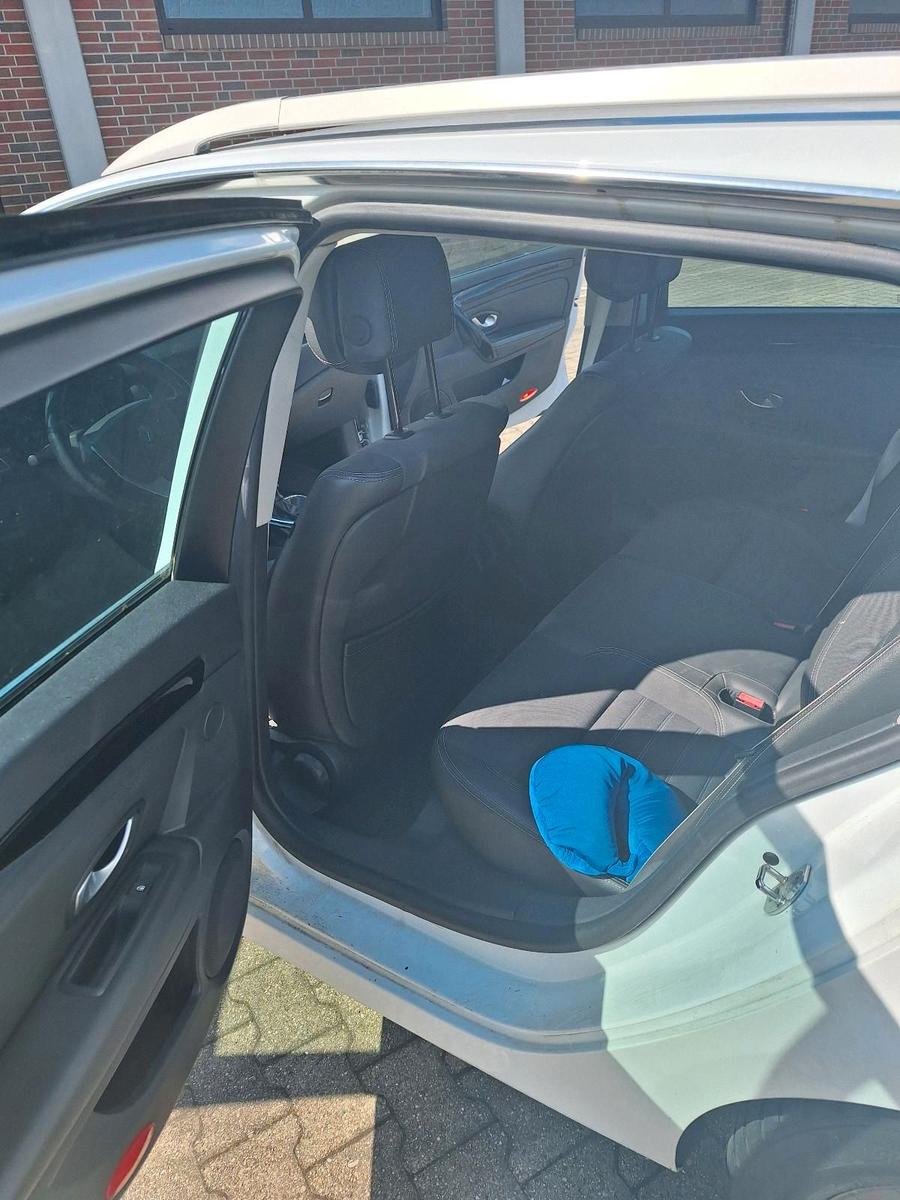 Renault Laguna 2012 — photo 10