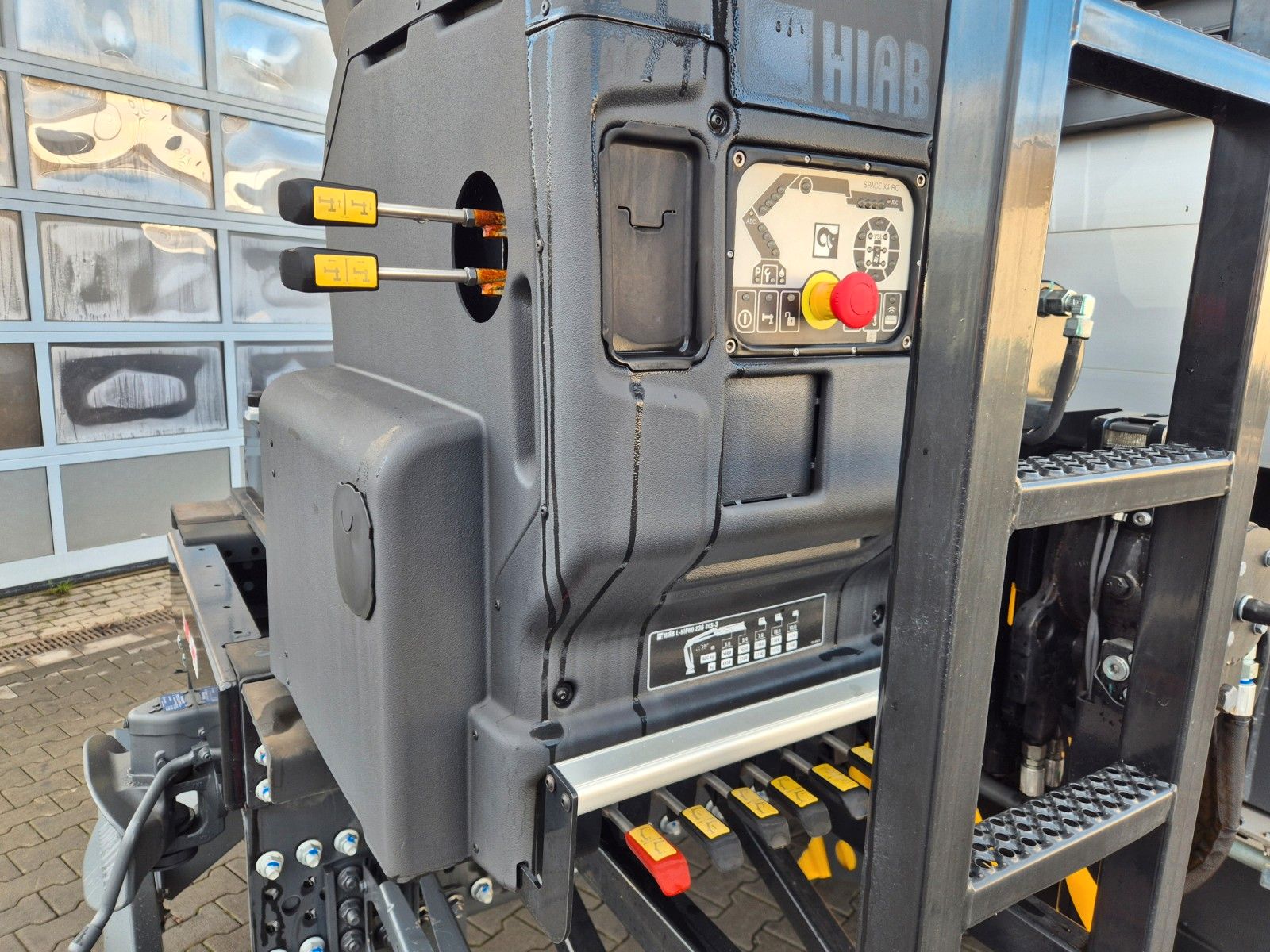 Fahrzeugabbildung Mercedes-Benz Actros 2545 L 6x2 Hiab L-HIPRO 235 DLS-3