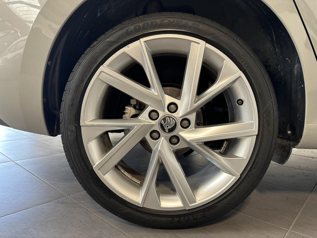 Skoda Scala 2023 г. Серый, пробег 52750 км