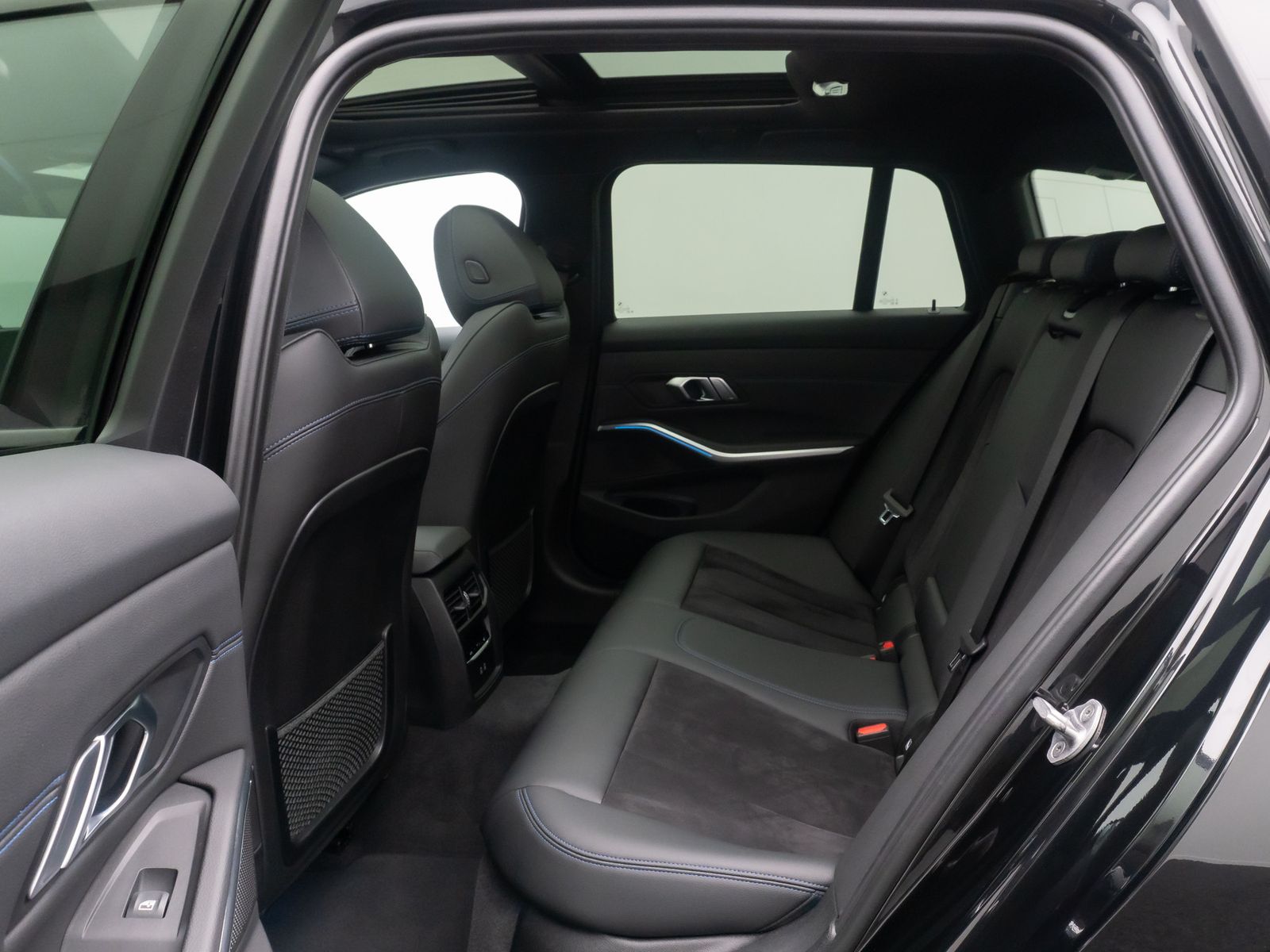 Fahrzeugabbildung BMW 330i M Sport HUD Panorama DAB HiFi AHK 19Zoll