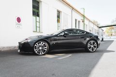 Fahrzeugabbildung Aston Martin V12 Vantage Carbon Black Edition *MwSt / Manual*