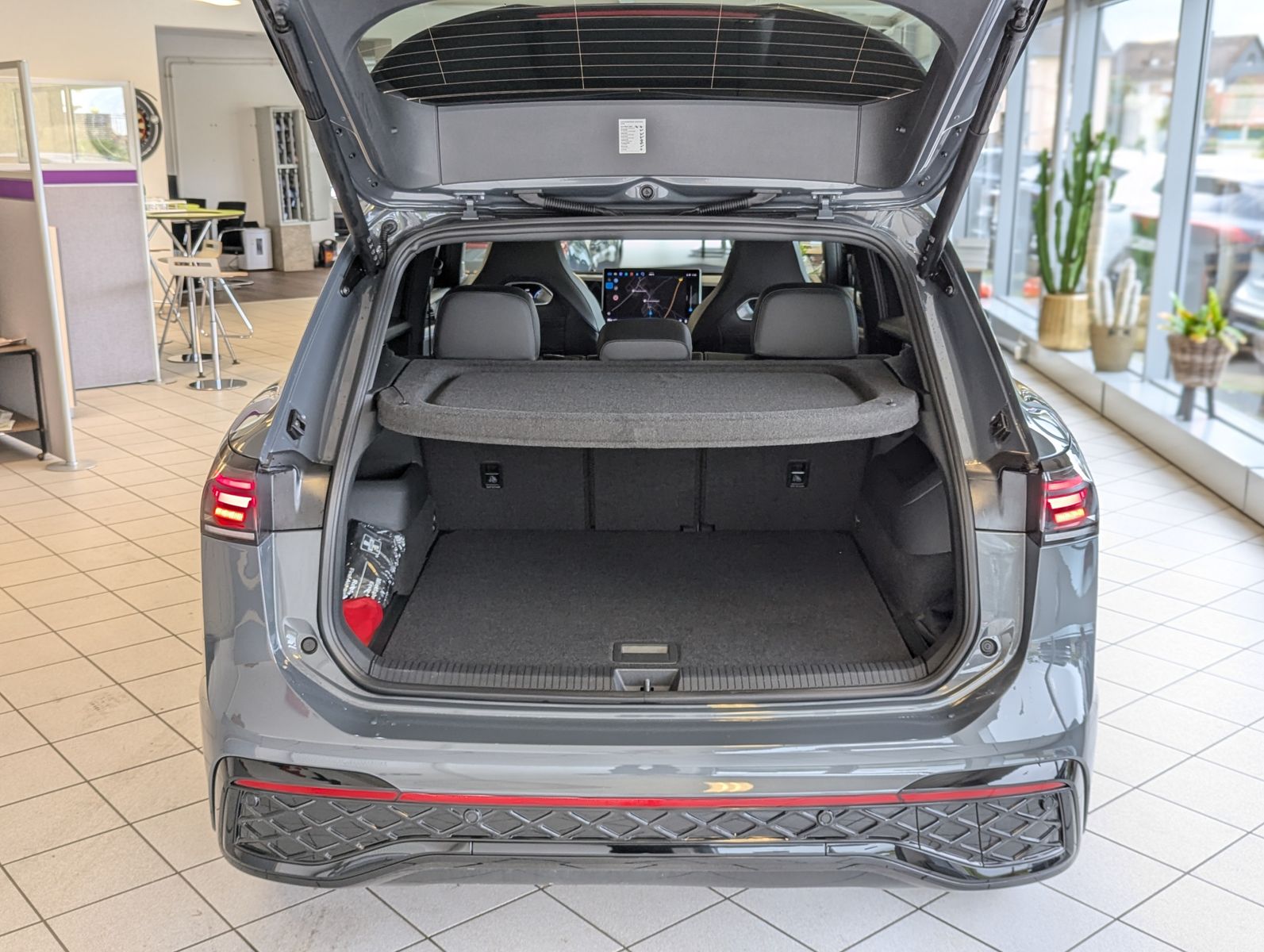 VW Tiguan 2.0TDI R-Line 4M Pano Black AHK Matrix 20 - Image 17