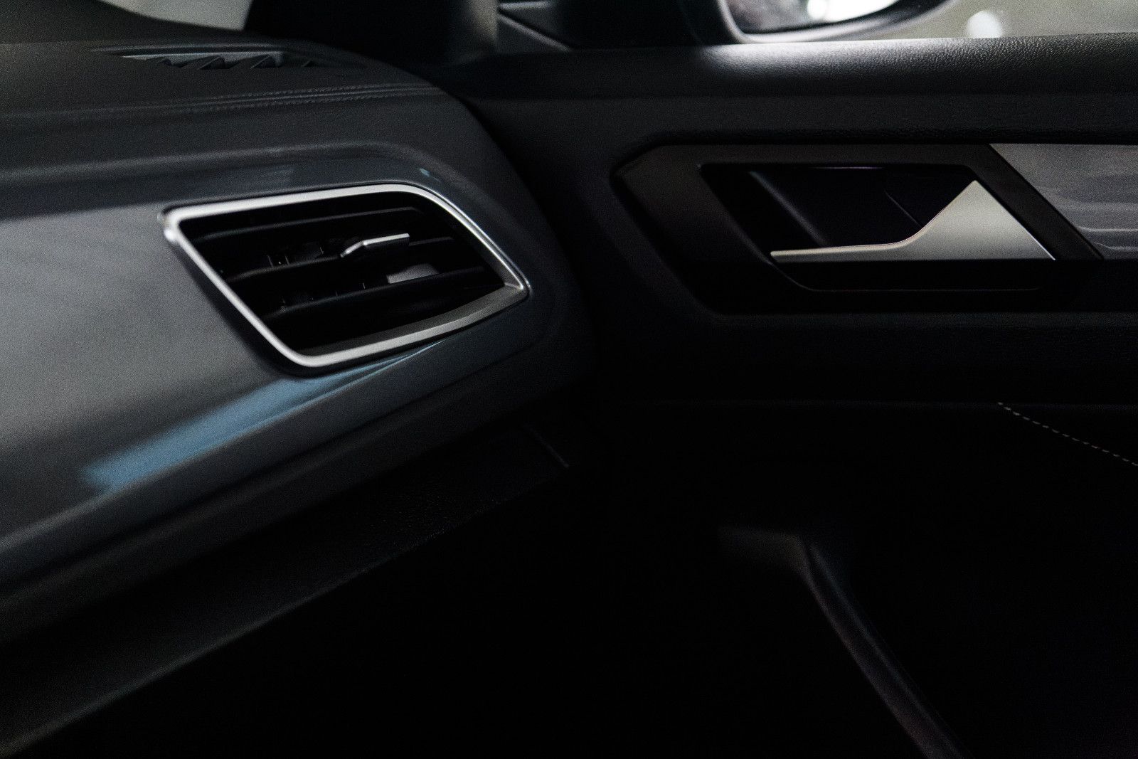 Fahrzeugabbildung Volkswagen T-Roc Style 1.5l TSI DSG +Navi +AHK +ACC +LED