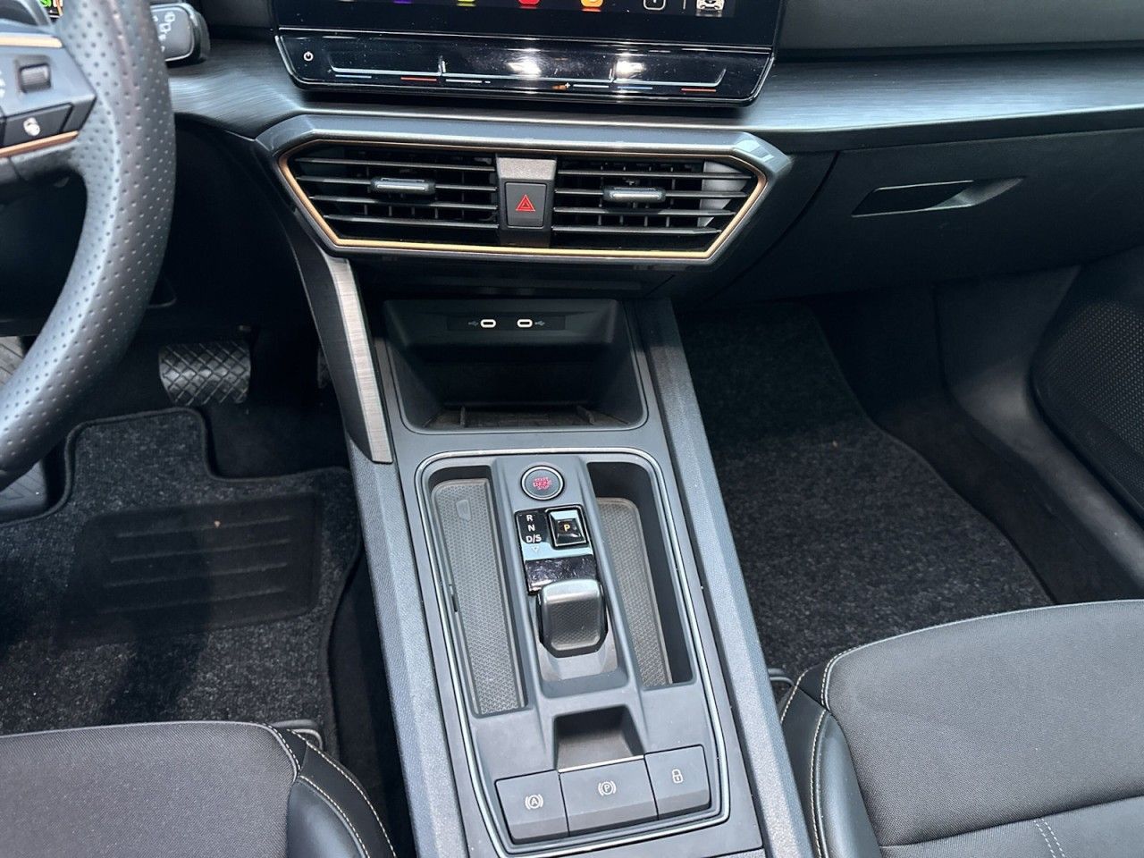 Fahrzeugabbildung CUPRA Formentor 1.4 e-HYBRID (204PS) - mit KI generiert/bearbeitet
