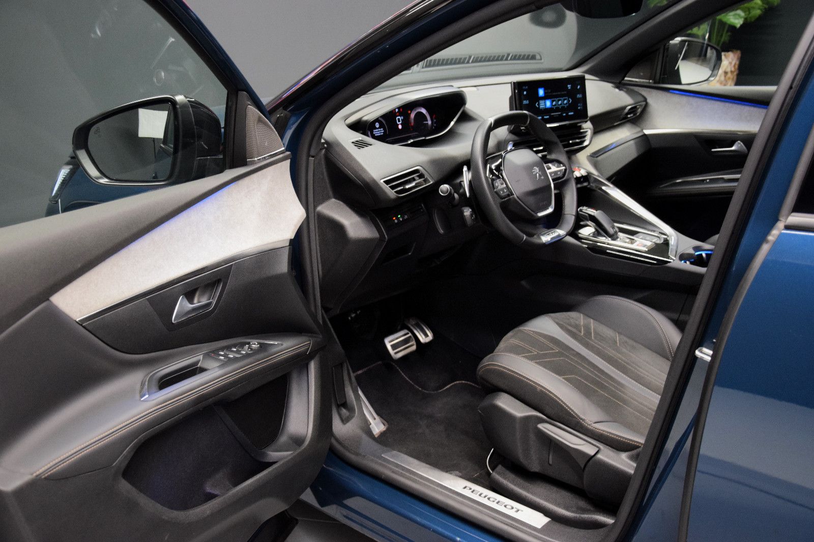 Fahrzeugabbildung Peugeot 5008 GT 7-Sitze Panorama LED ACC Focal Alcantara