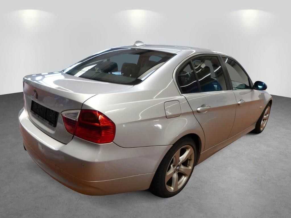 Fahrzeugabbildung BMW 330d xDrive Limousine Xenon Navi-Prof. Leder SHZ
