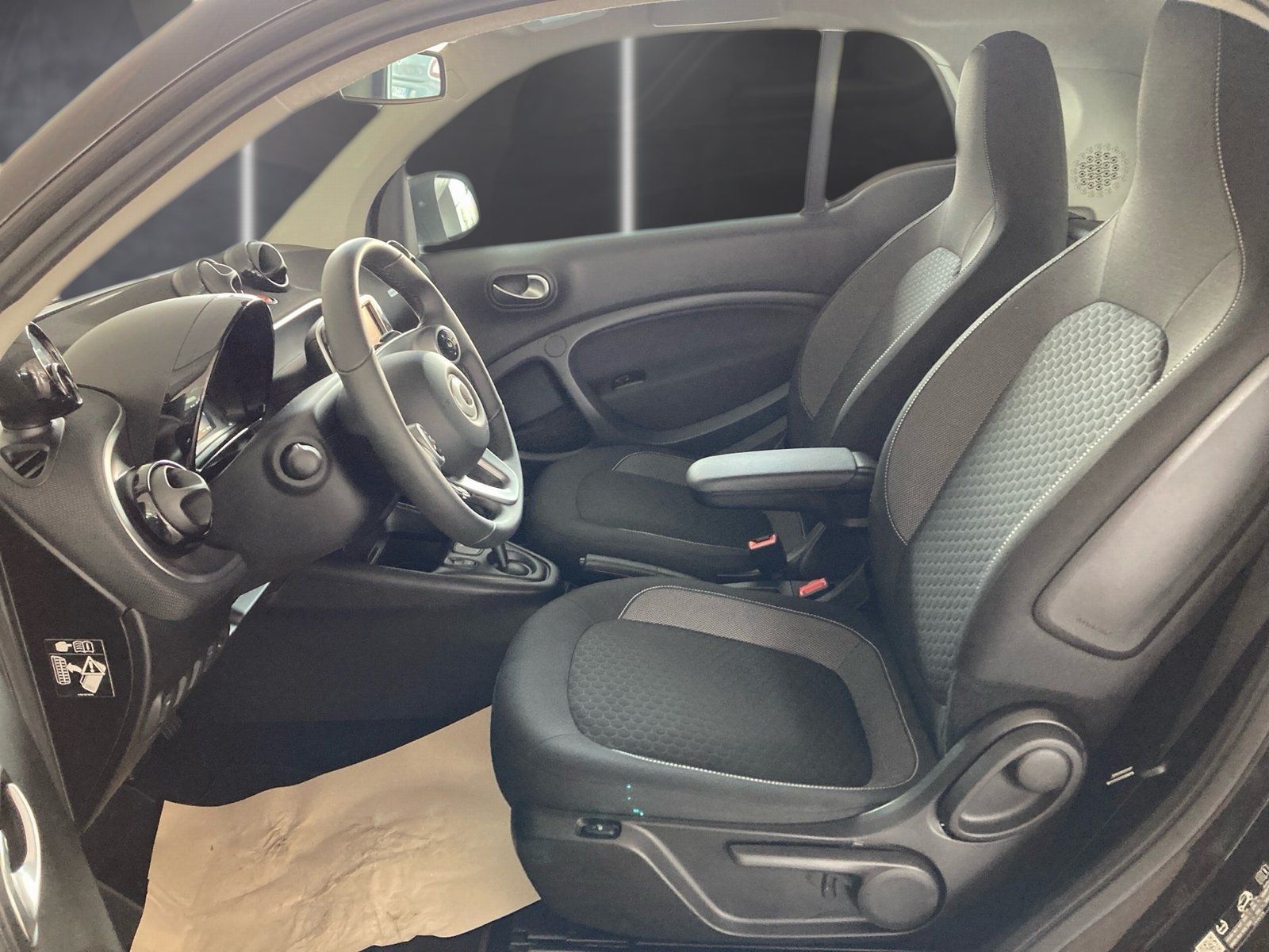 Fahrzeugabbildung Smart smart EQ fortwo Exclusive*Pano*LED*Kamera*22kW*