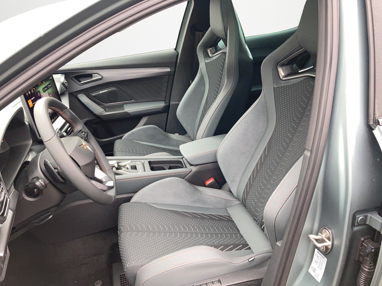 CUPRA Formentor VZ Extreme Akrapovic/Pano/AHK 2.0 TSI - Image 9
