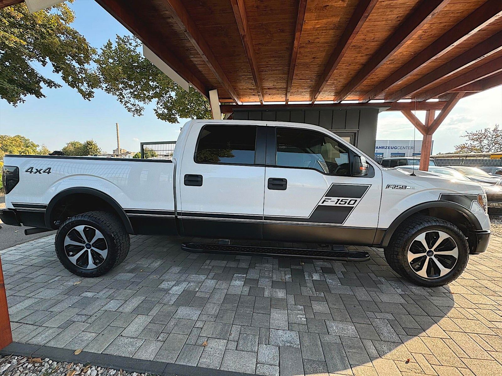 Fahrzeugabbildung Ford F150 5.0L V8 LARIAT Edition MAXI 4x4 LPG  *LED*