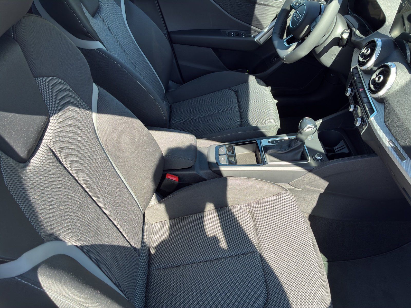 Fahrzeugabbildung Audi Q2 advanced 35 TFSI 110(150) S tronic Kamera,LM