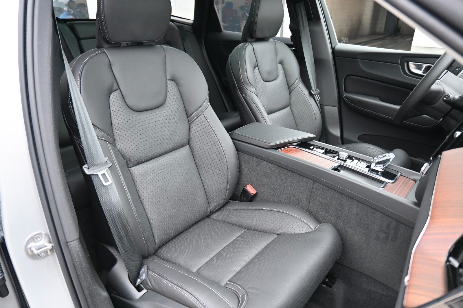 Fahrzeugabbildung Volvo XC60 T8 RC AWD Ultra Dark*LUFT*360*ACC*AHK