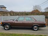 Mercedes-Benz 240D W123 Berline - Mercedes-Benz 240 mit Diesel-Antrieb