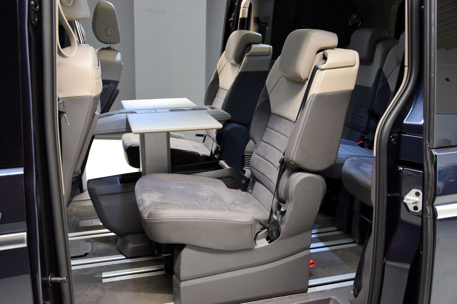 Fahrzeugabbildung Volkswagen T7 Multivan Style DSG Pano AHK 7-Sitze IQ-Light