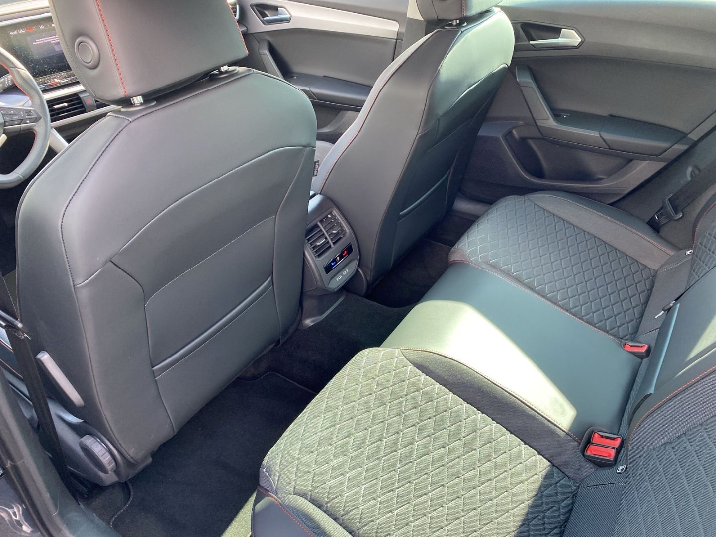 Fahrzeugabbildung SEAT Leon Sportstourer FR 2.0 TDI EU6d Navi Digitales