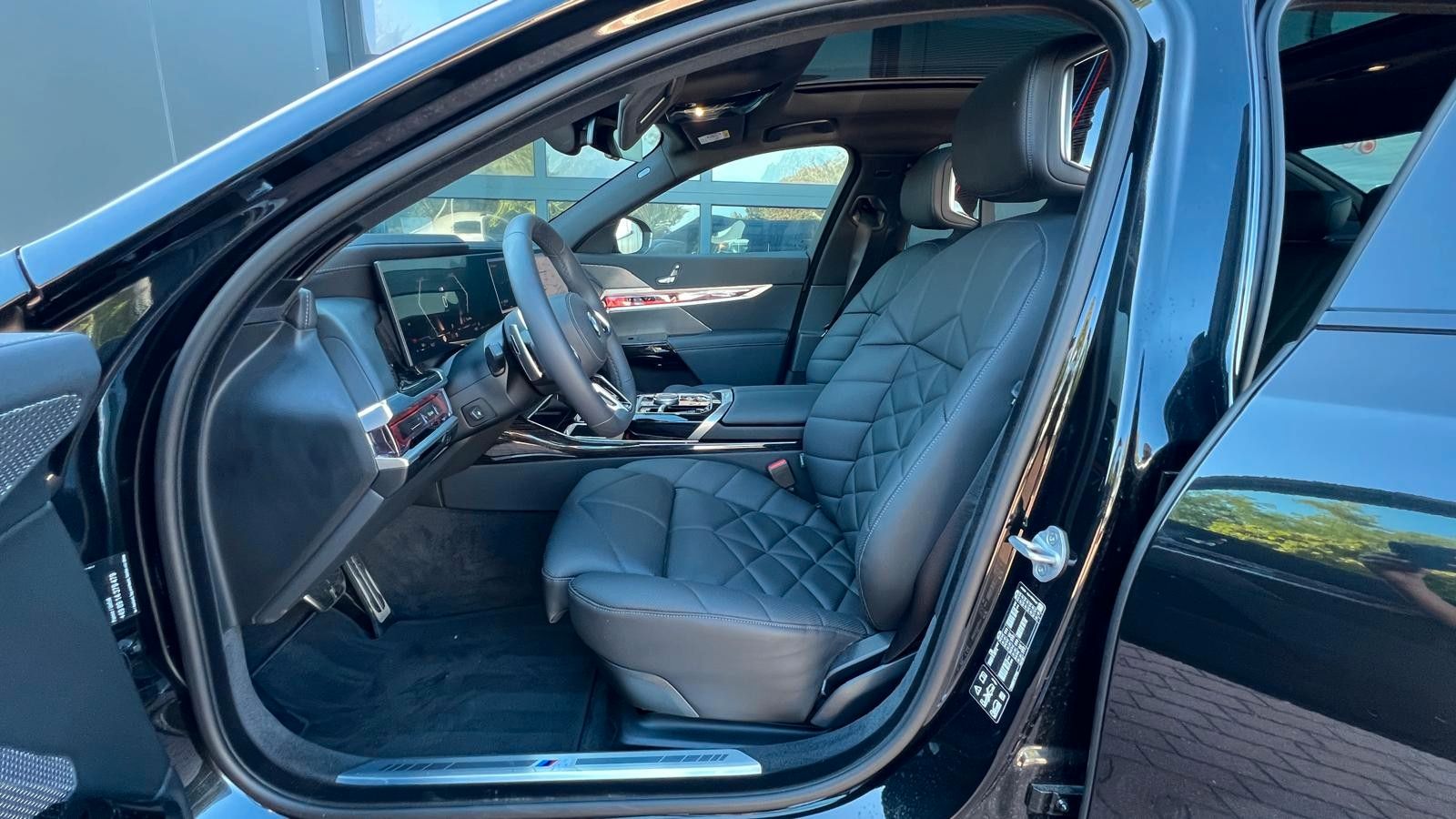 Fahrzeugabbildung BMW 740 d xDrive M Sport Pro*B&W*MASS*PAN*STHZ*CONNO