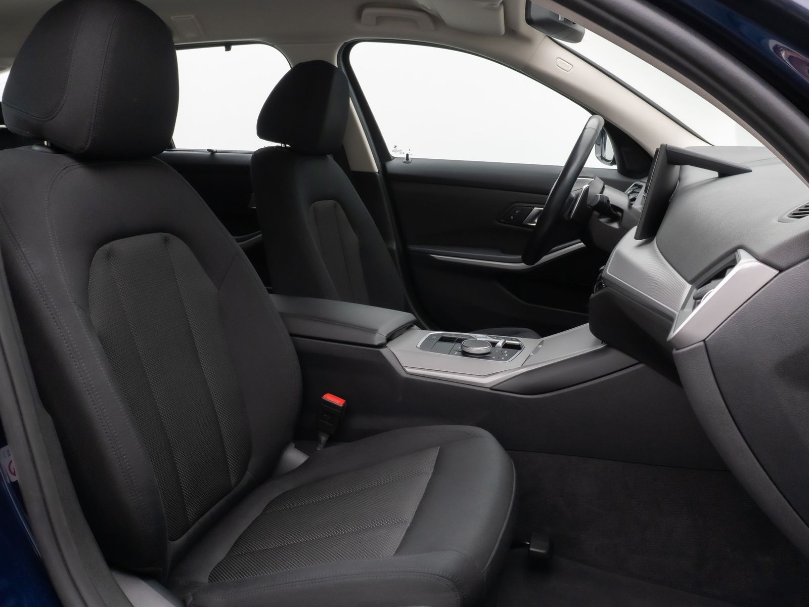Fahrzeugabbildung BMW 330e Individual DAB HiFi Fernlichtassist PDC LED