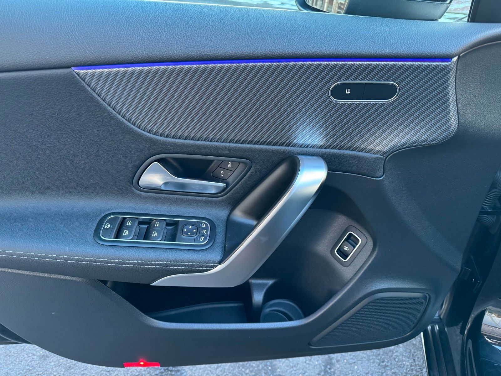 Fahrzeugabbildung Mercedes-Benz A 180 Pano+Ambiente+MBUX+Keyless+Leder+AMG18`