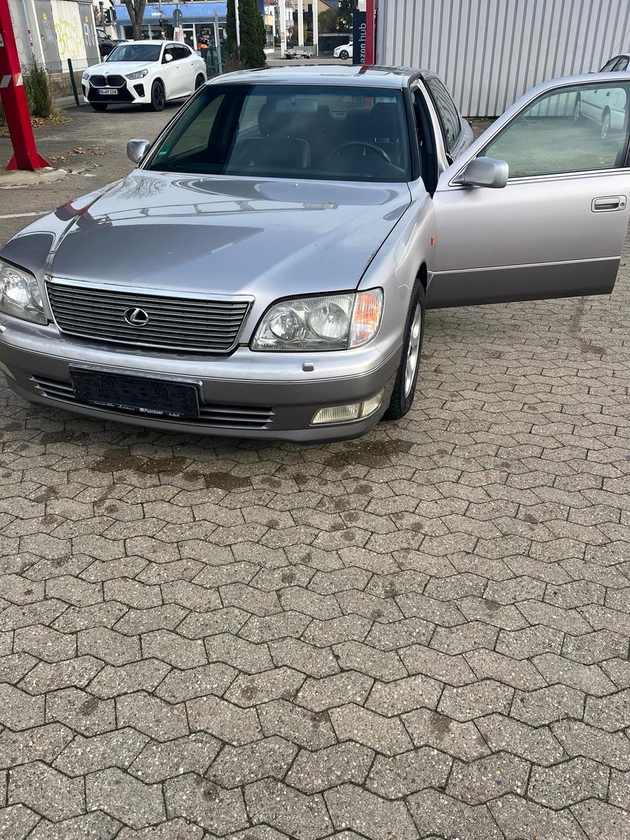 Lexus LS 400