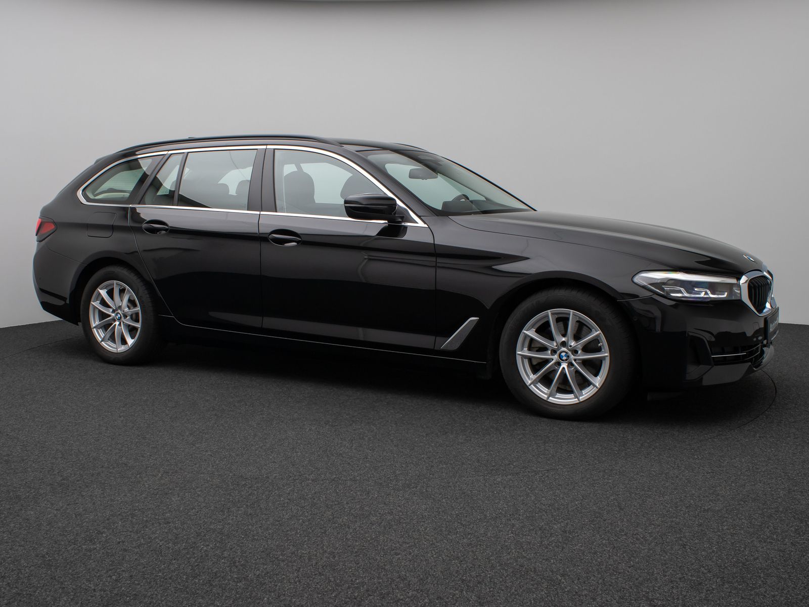 Fahrzeugabbildung BMW 520d xD Kamera HUD DAB 4xKlima Sport Leder Alarm