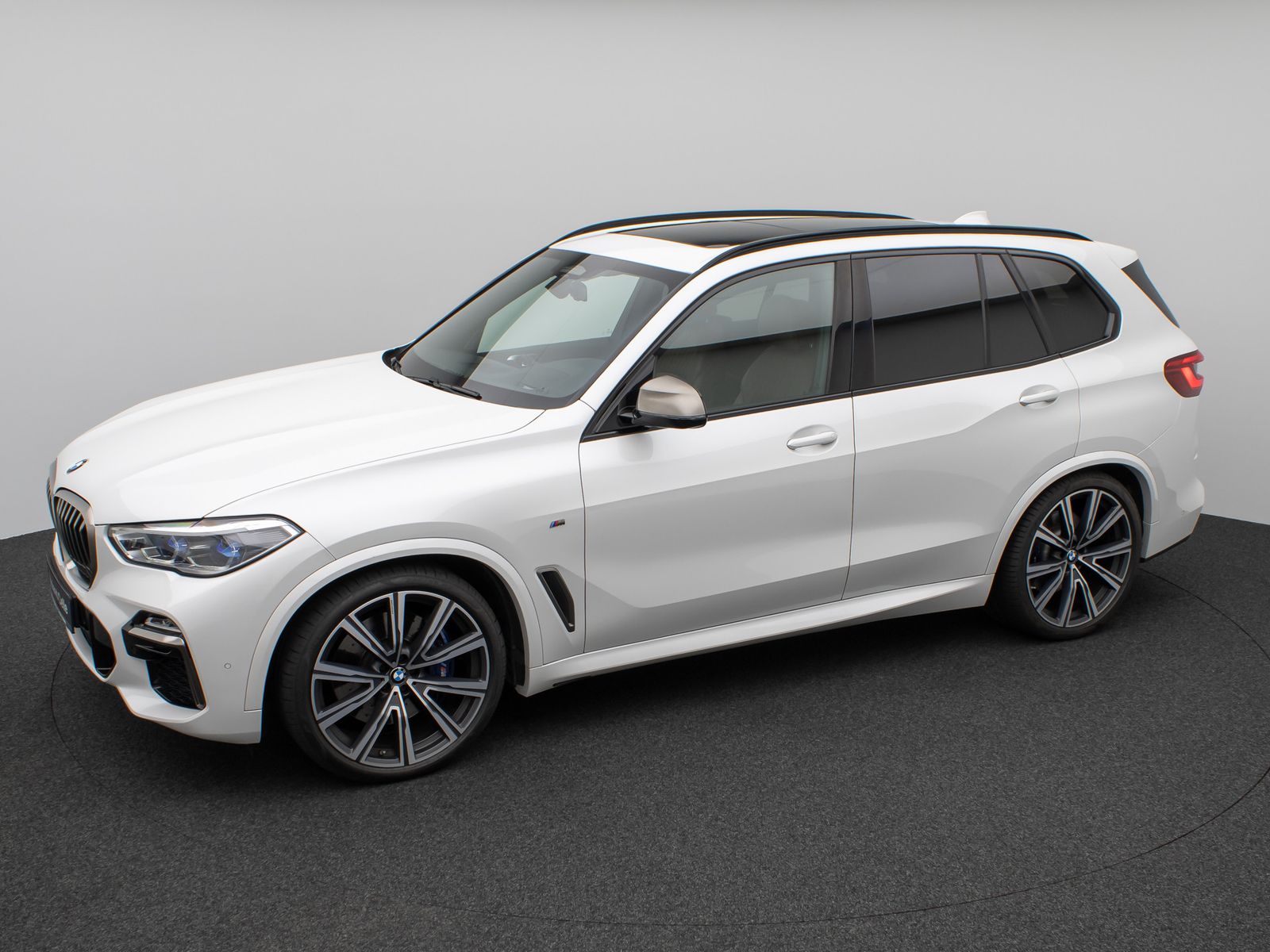 Fahrzeugabbildung BMW X5 M50i Panorama Laser HUD DAB B&W SoftClos Voll
