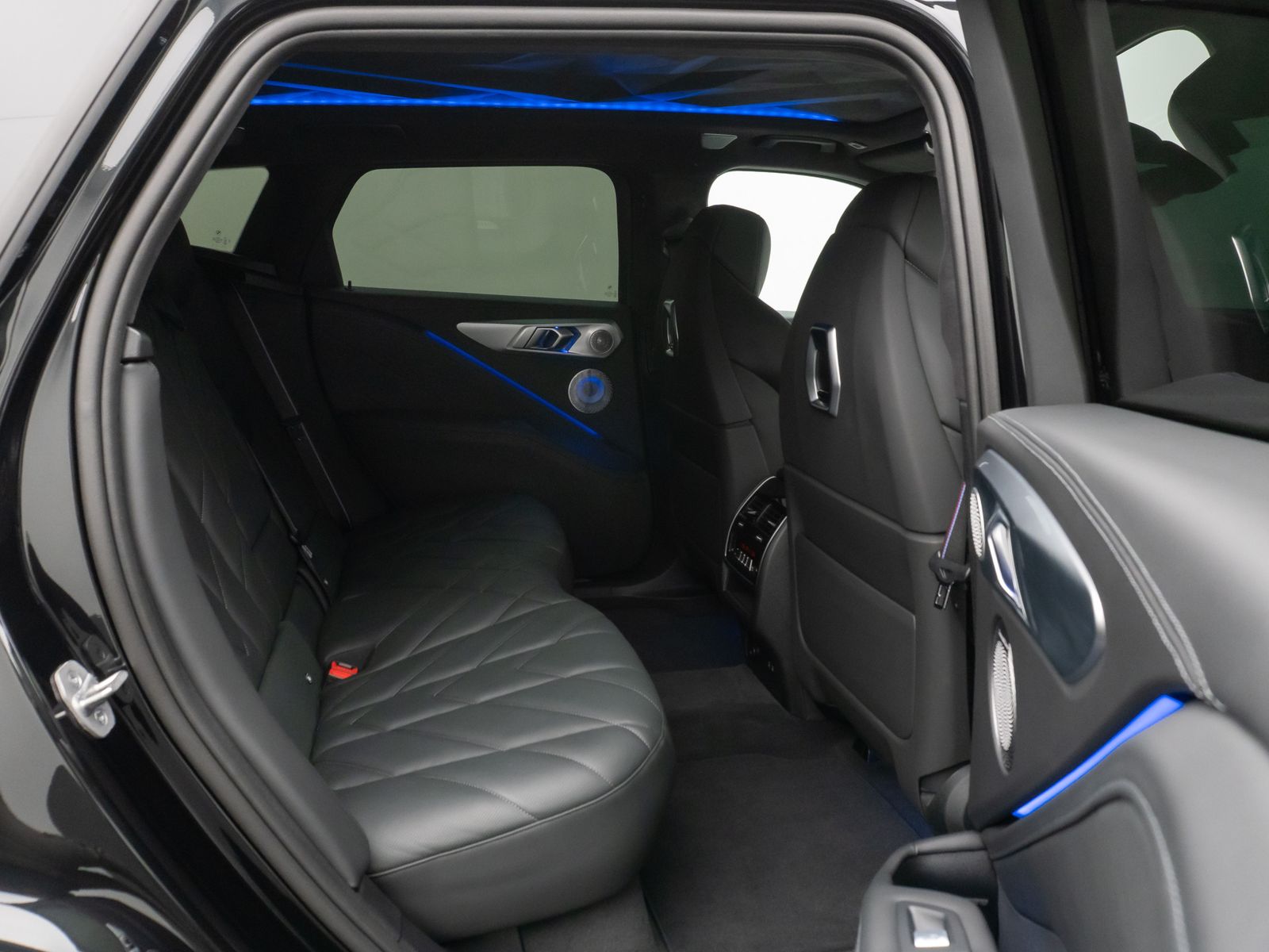 Fahrzeugabbildung BMW XM 360° HUD DAB B&W Massage SoftCl AHK 23Zoll