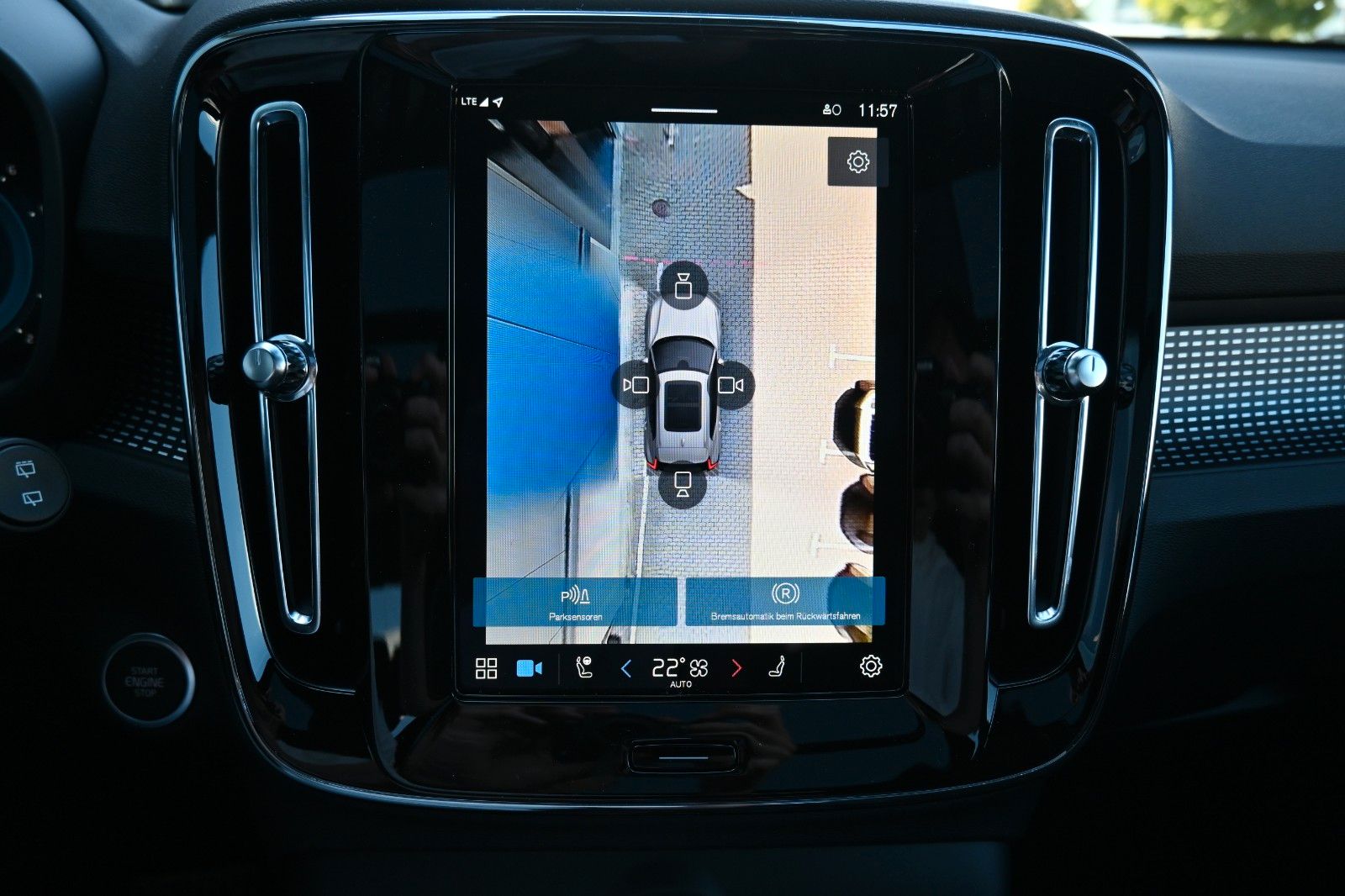 Fahrzeugabbildung Volvo XC40 B4 DKG Ultra Dark*FSHZG*PANO*360°*ACC