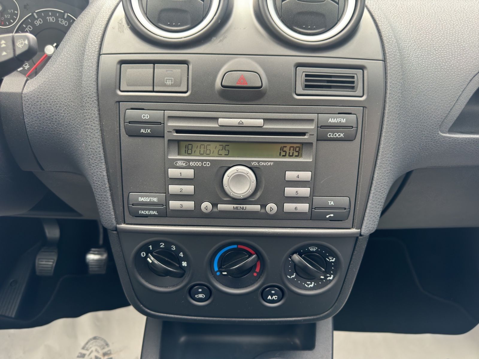 Fahrzeugabbildung Ford Fiesta Fun /Klimaanlage/Servo/Radio/TÜV/HU Neu