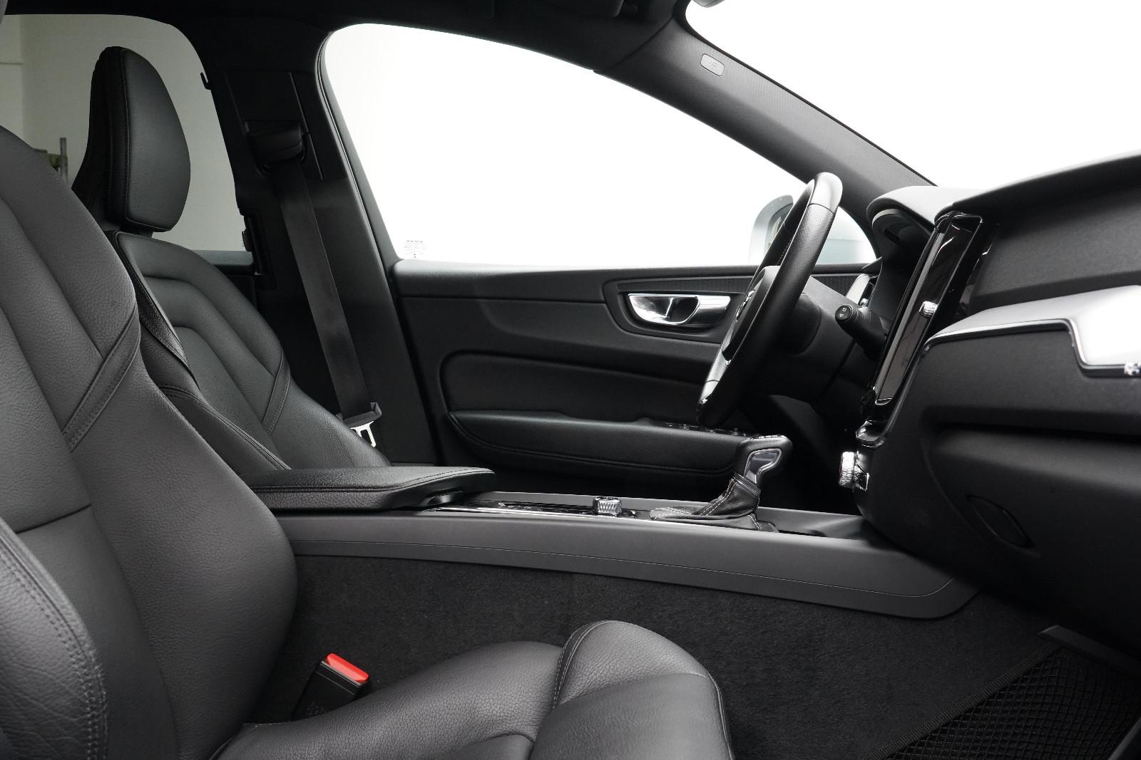 Volvo XC60 2.0 R-Design SHZ CarPlay Keyless PDC GRA