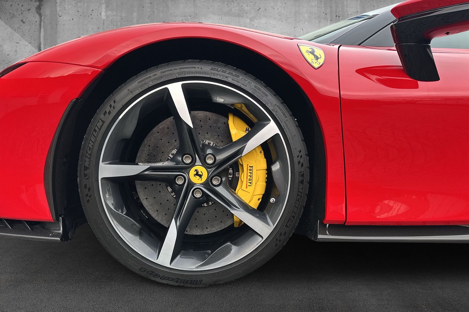 Fahrzeugabbildung Ferrari SF90 Stradale*Fiorano Paket*Full Carbon*4Punkt