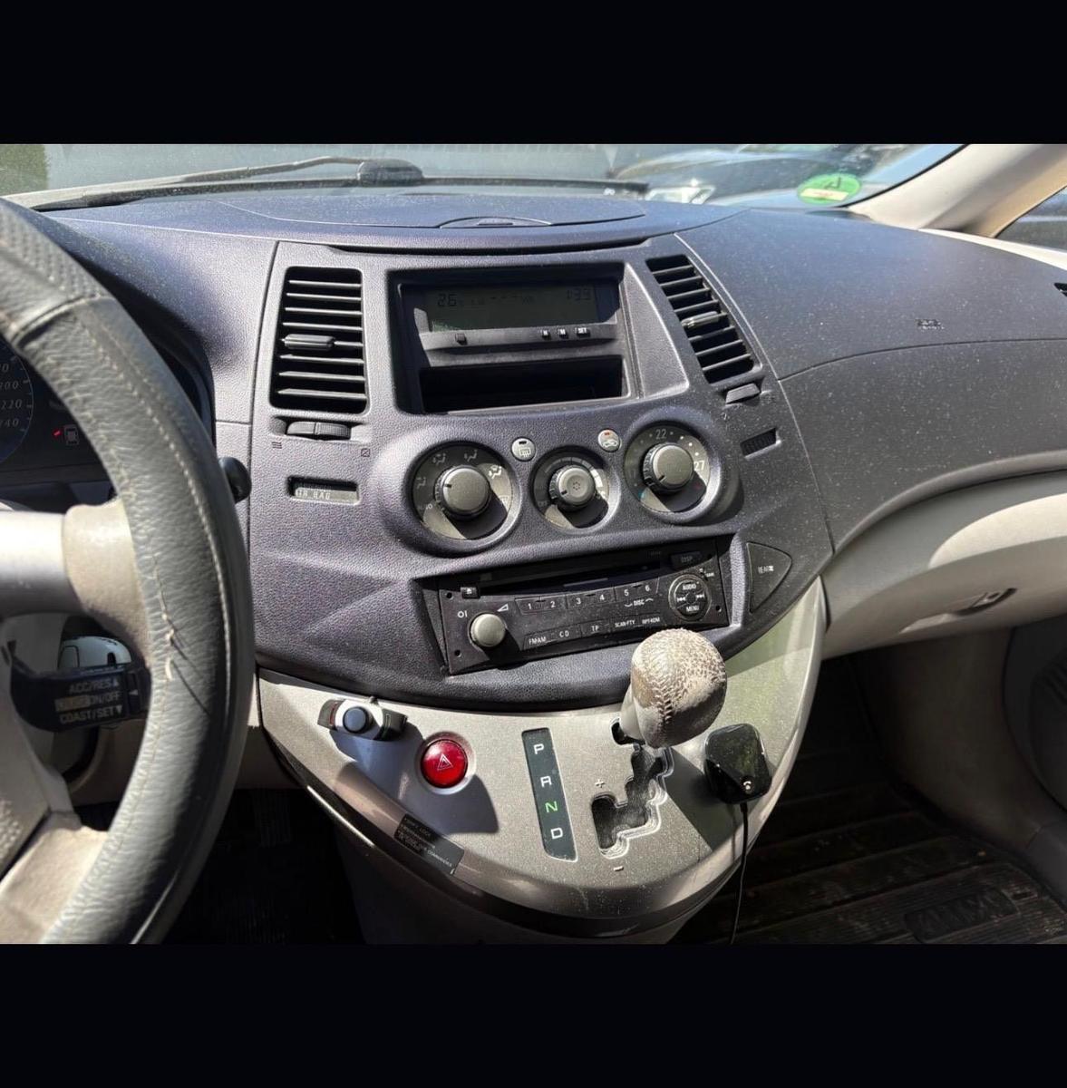 Mitsubishi Grandis 2004 — photo 12
