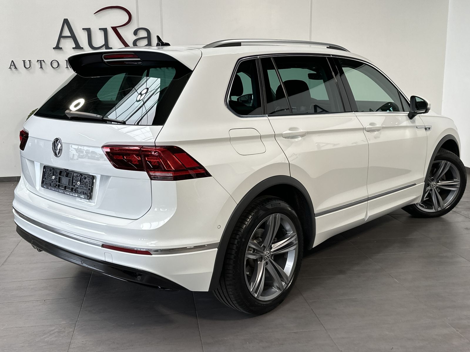 Fahrzeugabbildung Volkswagen Tiguan 2.0 TDI DSG R-Line NAV+LED+PANO+ACC+VCOCK