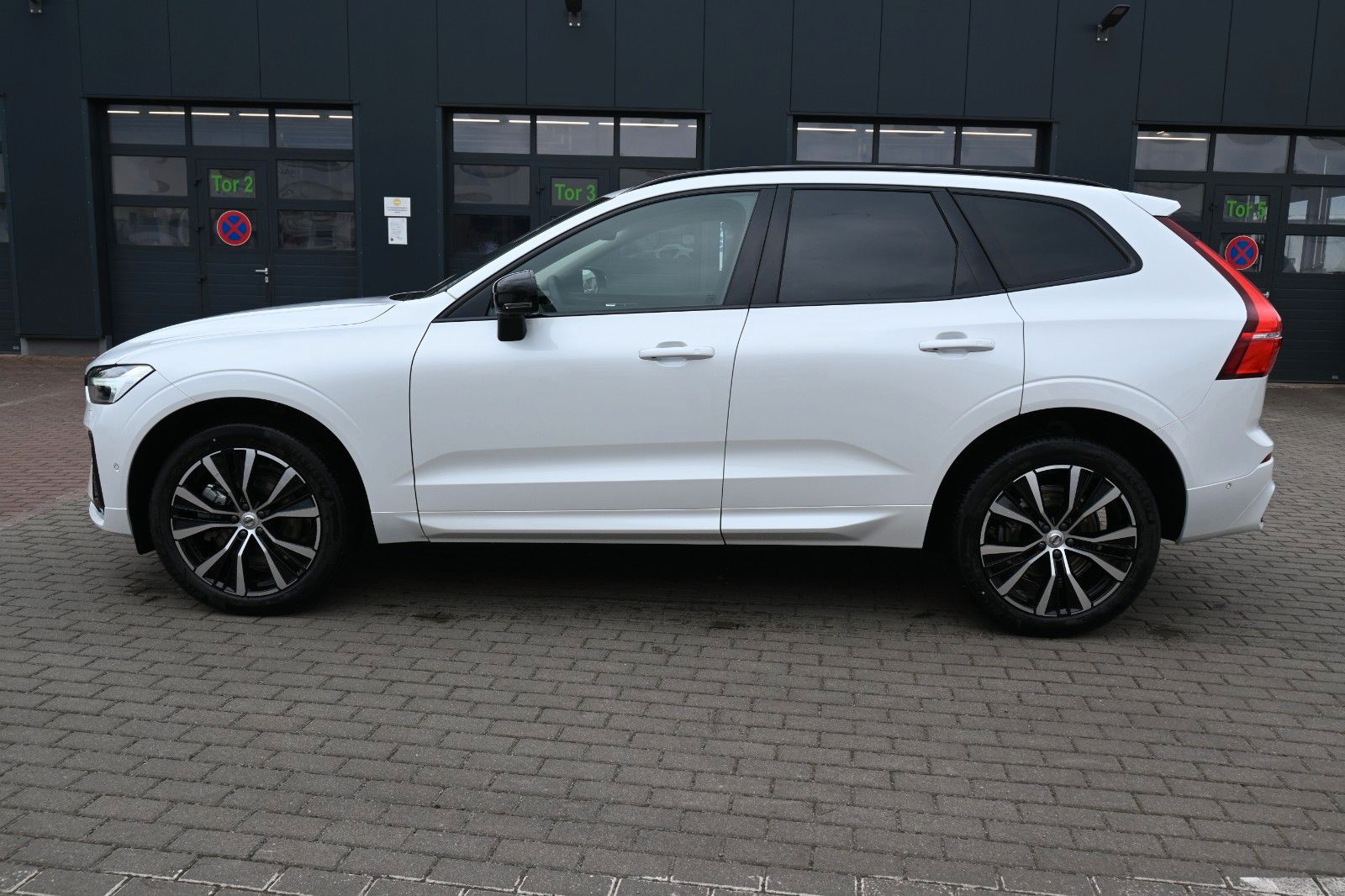 Fahrzeugabbildung Volvo XC60 B4 D Autom. Plus Dark*STDHZG*360°*H&K*ACC