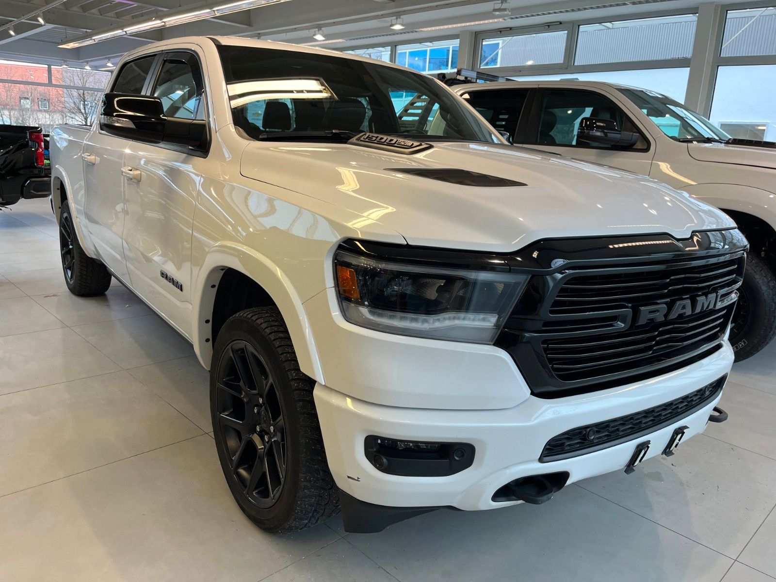 Fahrzeugabbildung Dodge RAM 1500 Crew Cab Laramie Night *Luftf.*Pano*LPG