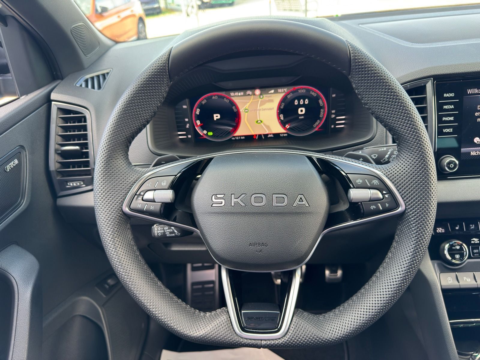 Fahrzeugabbildung SKODA Karoq Sportline 1.5TSI DSG*360°Cam*AHK*eHeck*19Z