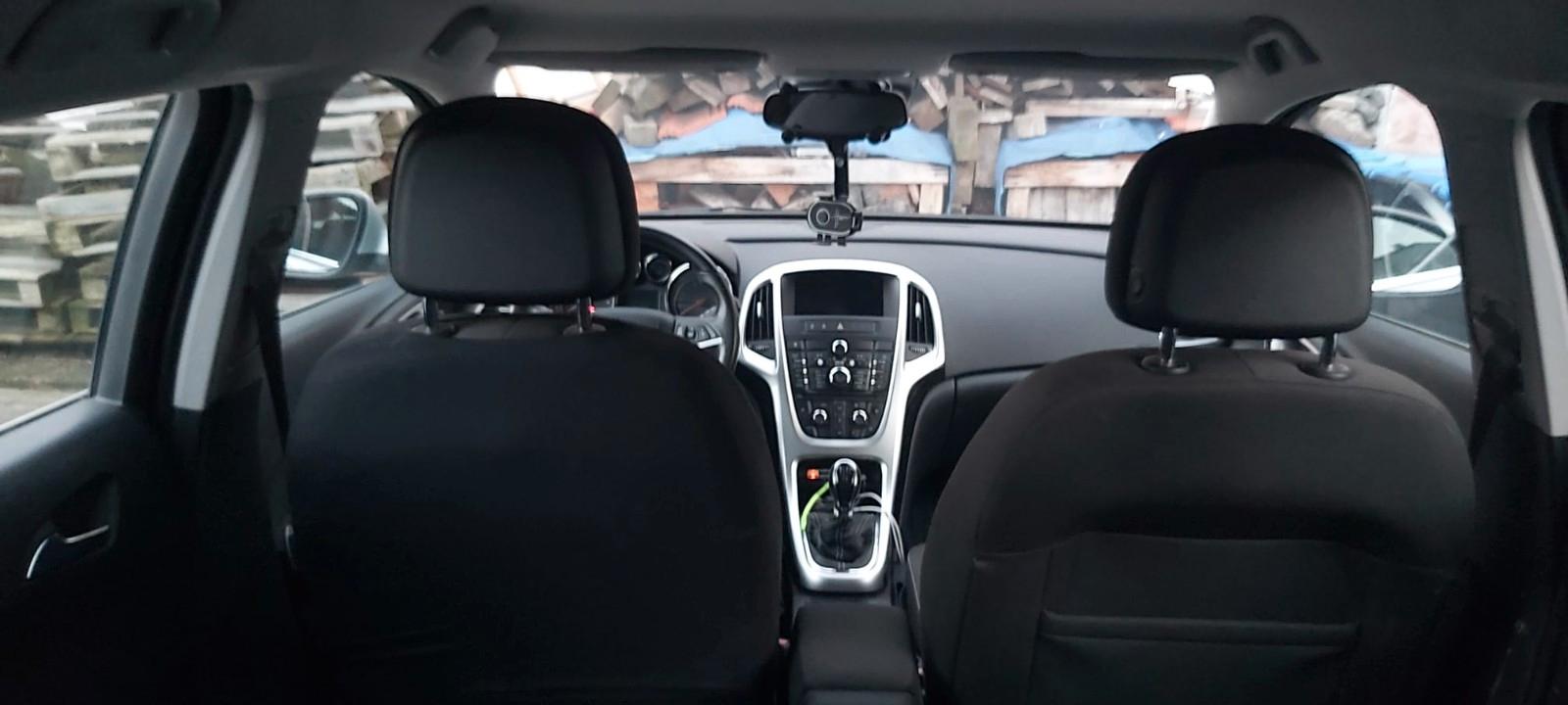 Opel Astra 2011 — photo 11