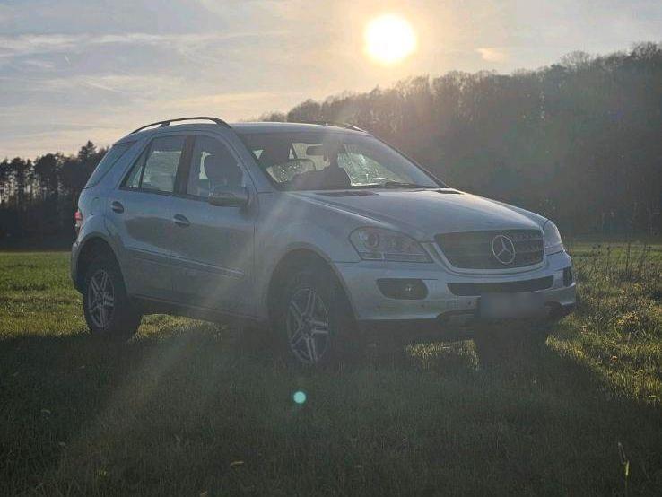 Mercedes-Benz ML280 2006 — rear view