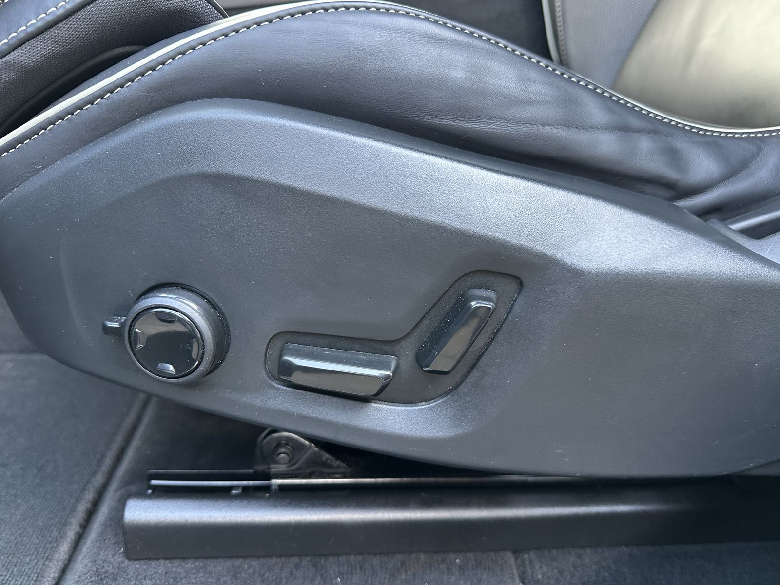 Fahrzeugabbildung Volvo XC60 B4 D Plus Dark NAV+LED+ACC+TOTW+AHK+H&K+1HD