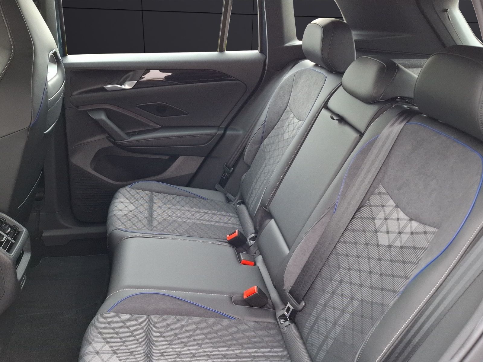 Fahrzeugabbildung Volkswagen Tiguan eTSI R-Line DSG Standhzg. Matrix AHK Navi