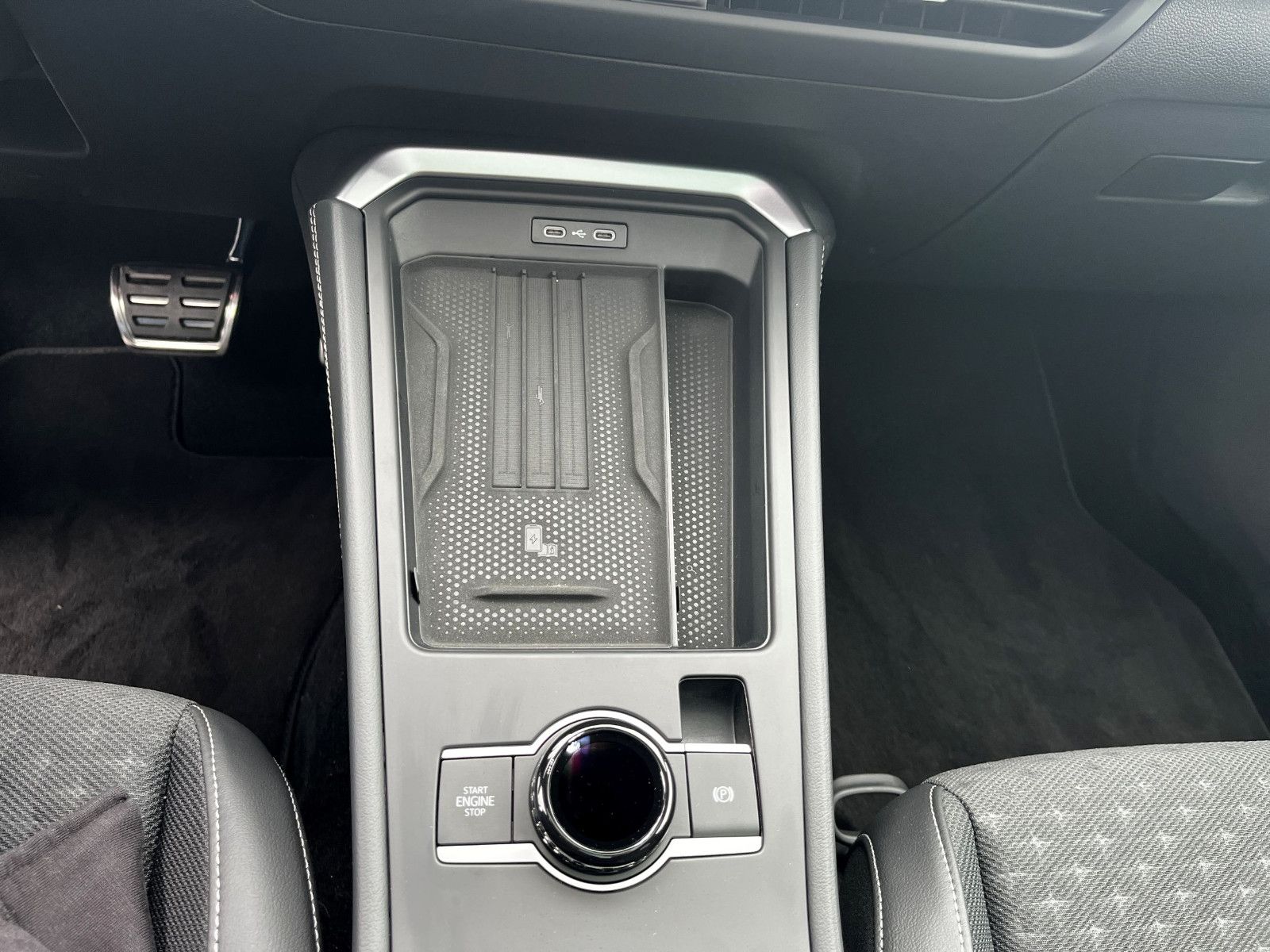 Fahrzeugabbildung Volkswagen T-Roc 1.5 eTSI 140KW ABT R-Line DSG PAN NAV 20"