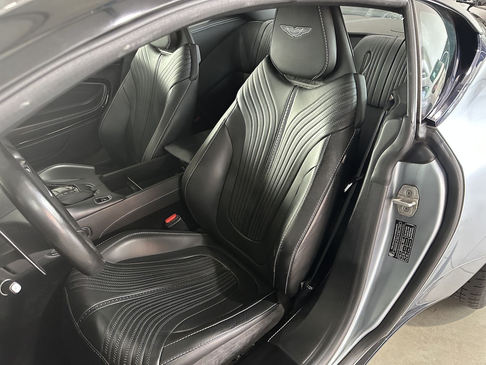 Fahrzeugabbildung Aston Martin DB11 V 12 AML Special Colour/Black-Tech-Pack/