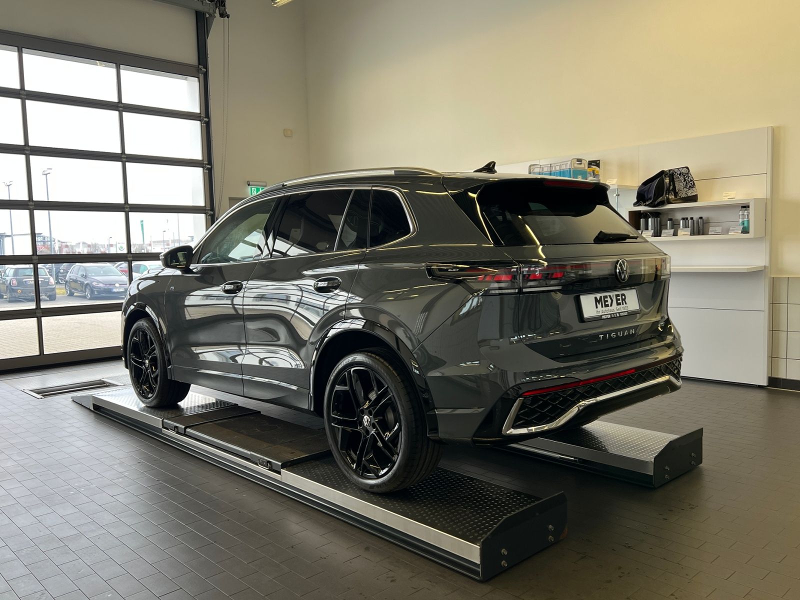 Fahrzeugabbildung Volkswagen Tiguan R-Line 1.5 eTSI DSG *AHK, IQ.Light, DCC,