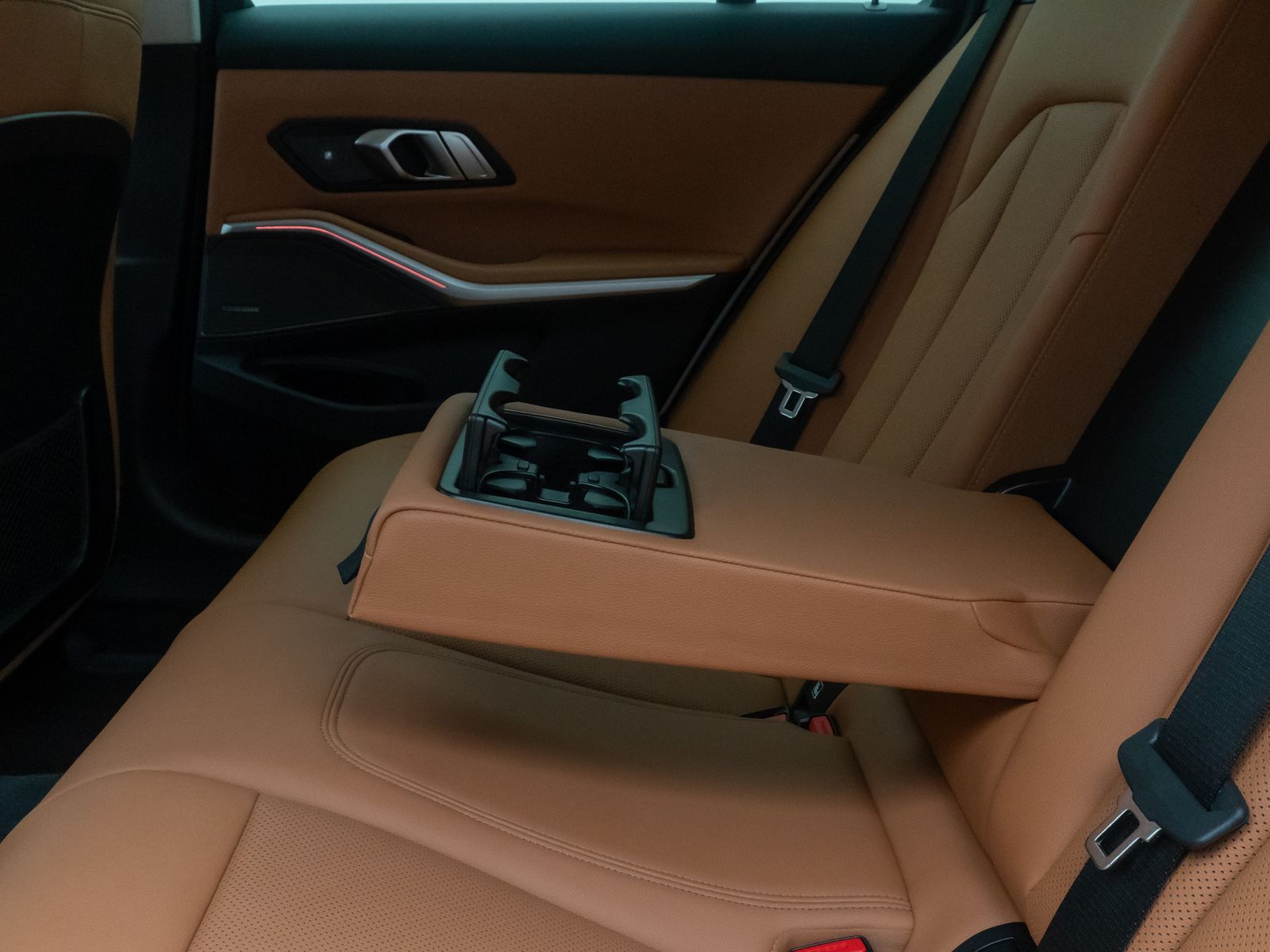 Fahrzeugabbildung BMW 330i Komfort HUD Kamera H/K Leder Sport 18Zoll