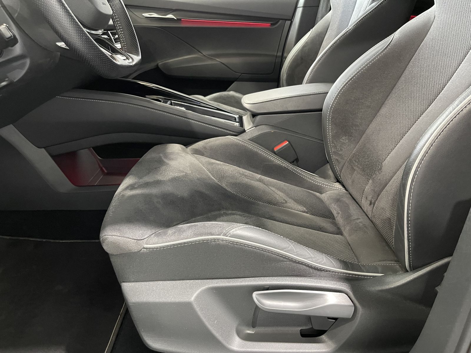 Fahrzeugabbildung SKODA Enyaq Sportline*AHK*Matrix*Alcantara**HUD*WP*