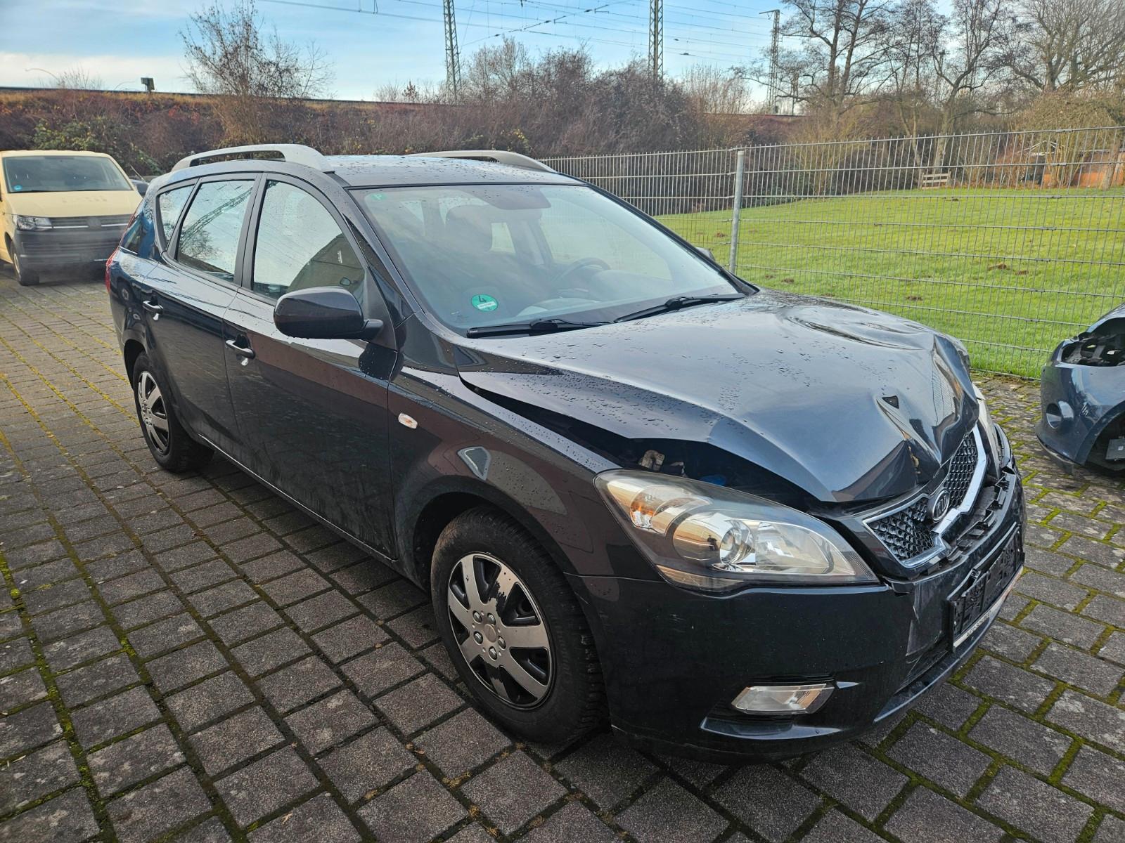 Kia cee'd 2012 — rear view