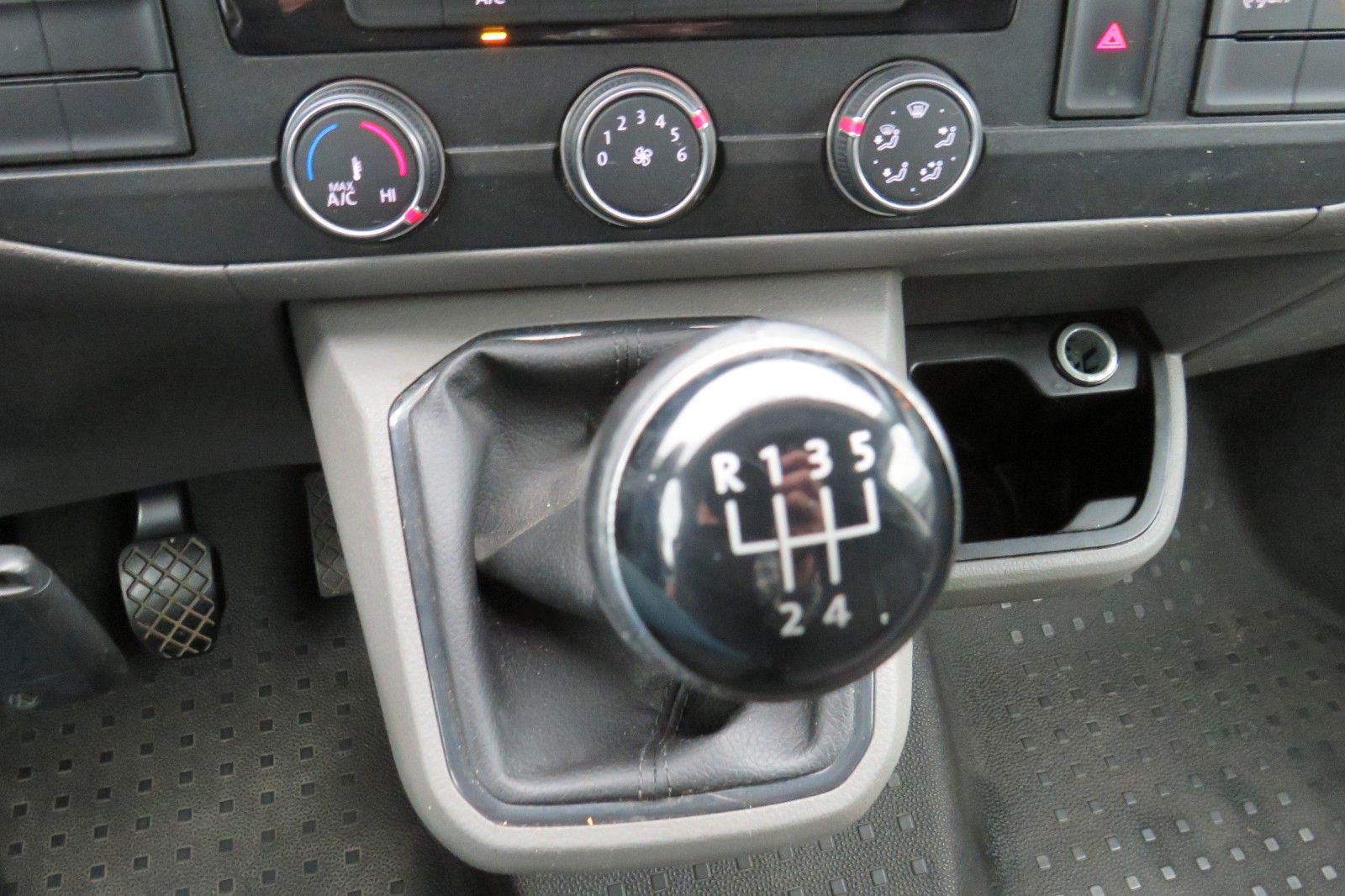 Fahrzeugabbildung Volkswagen T6 Kasten TDI KURZ KLAPPE KLIMA PDC TELVOR 1.HD