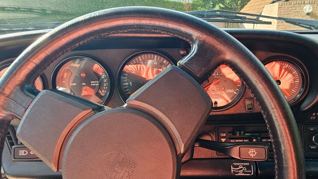 PORSCHE 911 1985