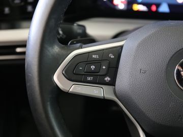 Volkswagen Golf Life 2.0TDI LED NAVIGATION PRO SHZ ACC APP