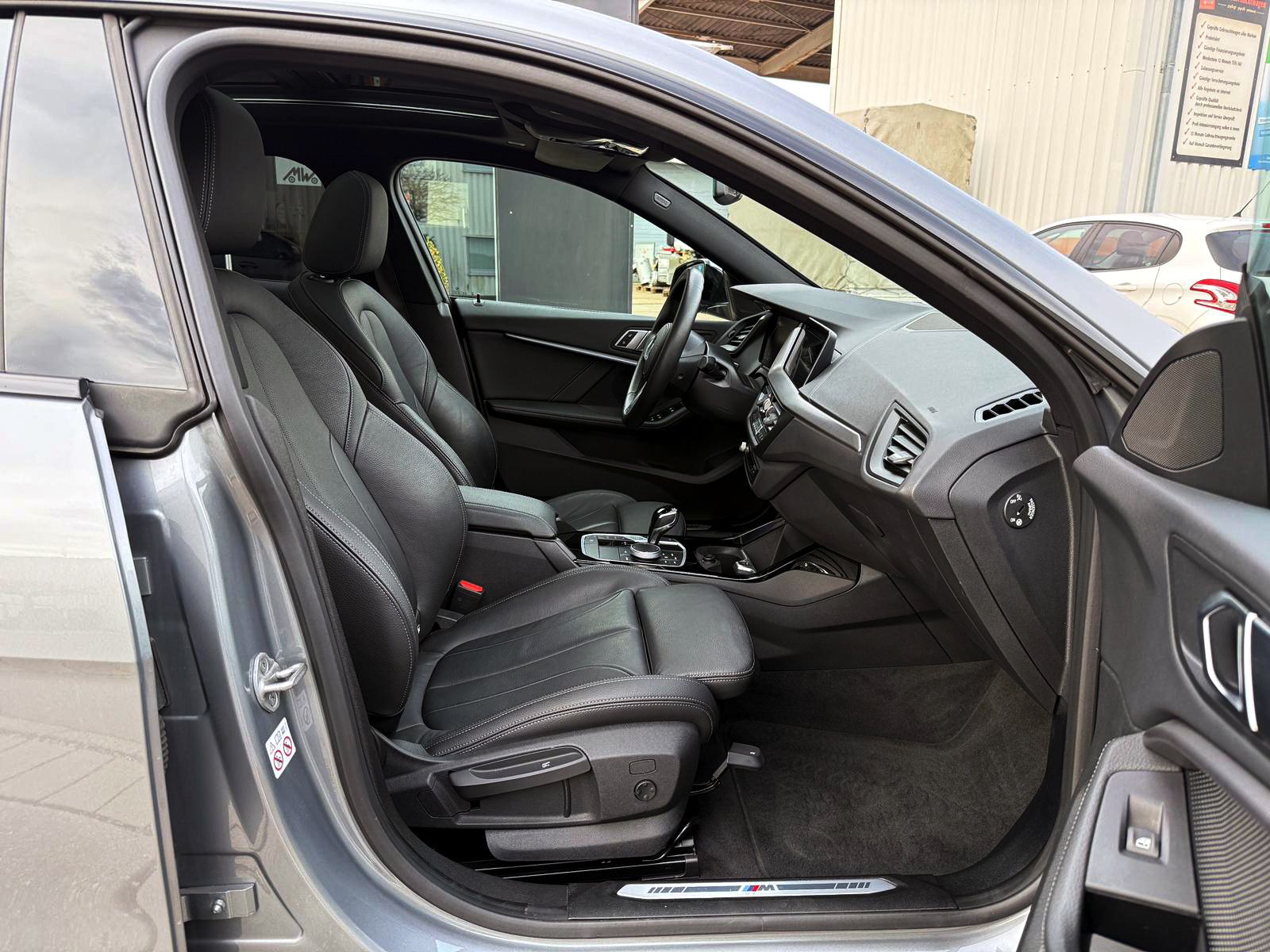 Fahrzeugabbildung BMW 220i Gran Coupé Steptr. M-Sport LED PANO KAM SHZ