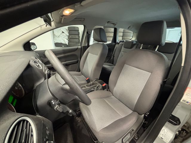 Ford FOCUS TURNIER 1.6 TREND/ AUTOM. / 63.000KM/ 1.HA Ford FOCUS TURNIER 1.6 TREND/ AUTOM. / 63.000KM/ 1.HA