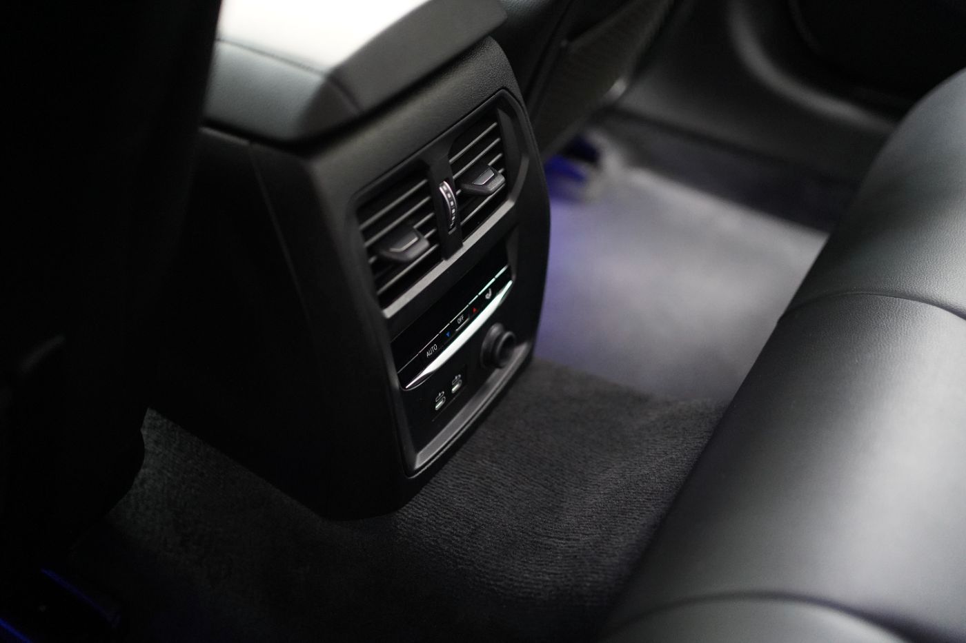 Fahrzeugabbildung BMW 320d Sport Line +HeadUp+AHK+Laserlicht+Parkassis